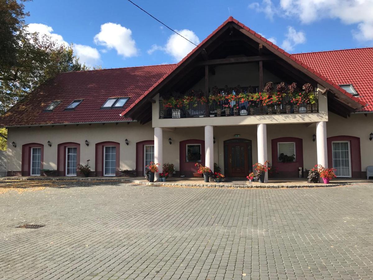 Hotel Arkadia Gosciniec-Klima,Parking,Ogrod à Opole Extérieur photo