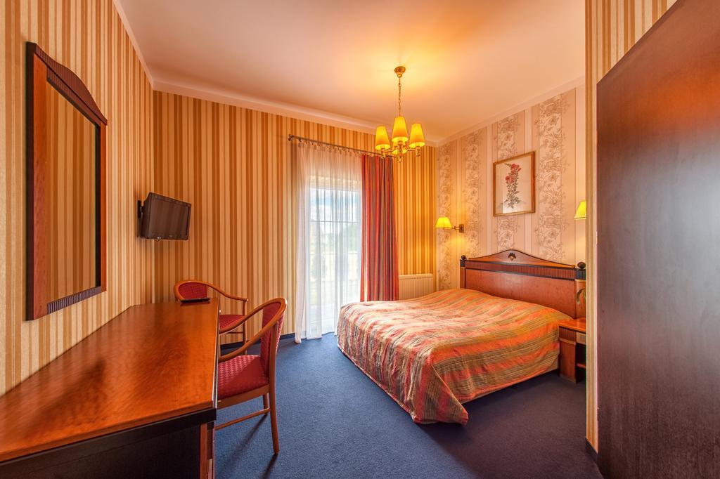 Hotel Arkadia Gosciniec-Klima,Parking,Ogrod à Opole Extérieur photo